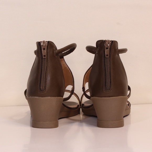 Journee Collection Womens Brown Trayle Wedge Gladiator Sandals NWOT - Picture 6 of 10